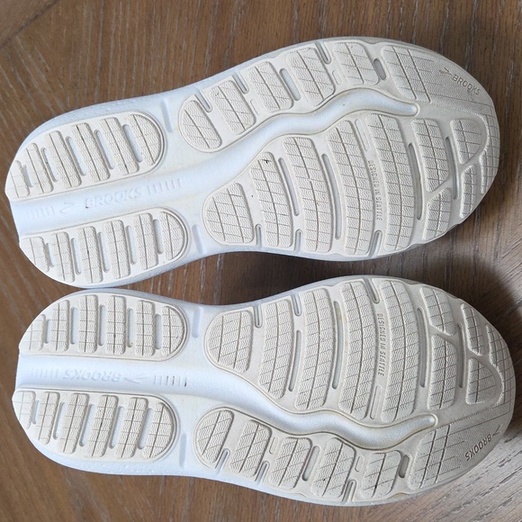 Brooks Ghost Max 2 In White, Size 7.5W/6M - Picture 11 of 14